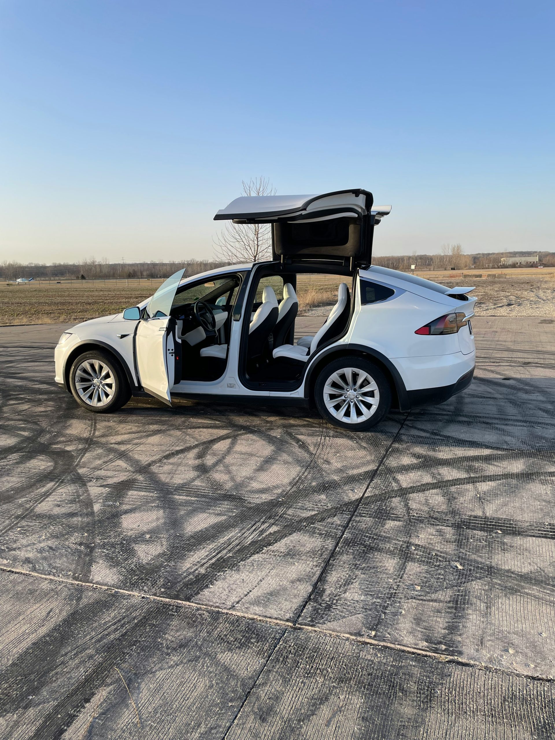 You are currently viewing Tesla Solar Roof vs Solar Panels (2025 Cost Comparison)