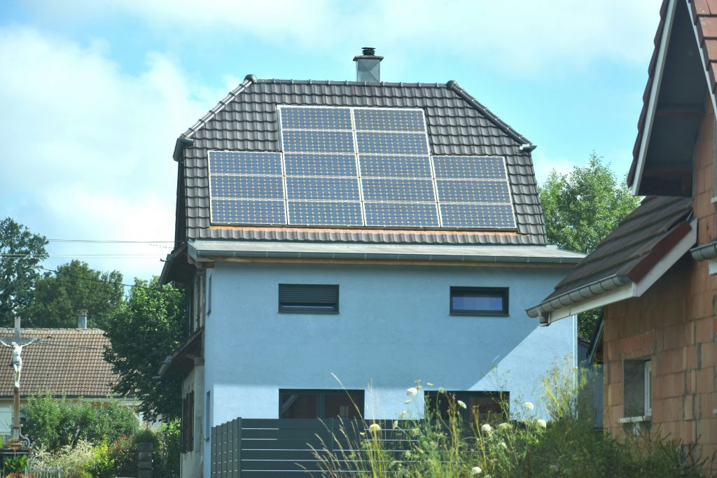 https://solarmasterpro.com/average-solar-panel-size-and-weight-with-examples/
